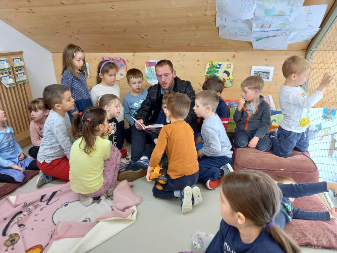 Čitanje sa knjižnjičarem Antom iz Županijskog bibliobusa