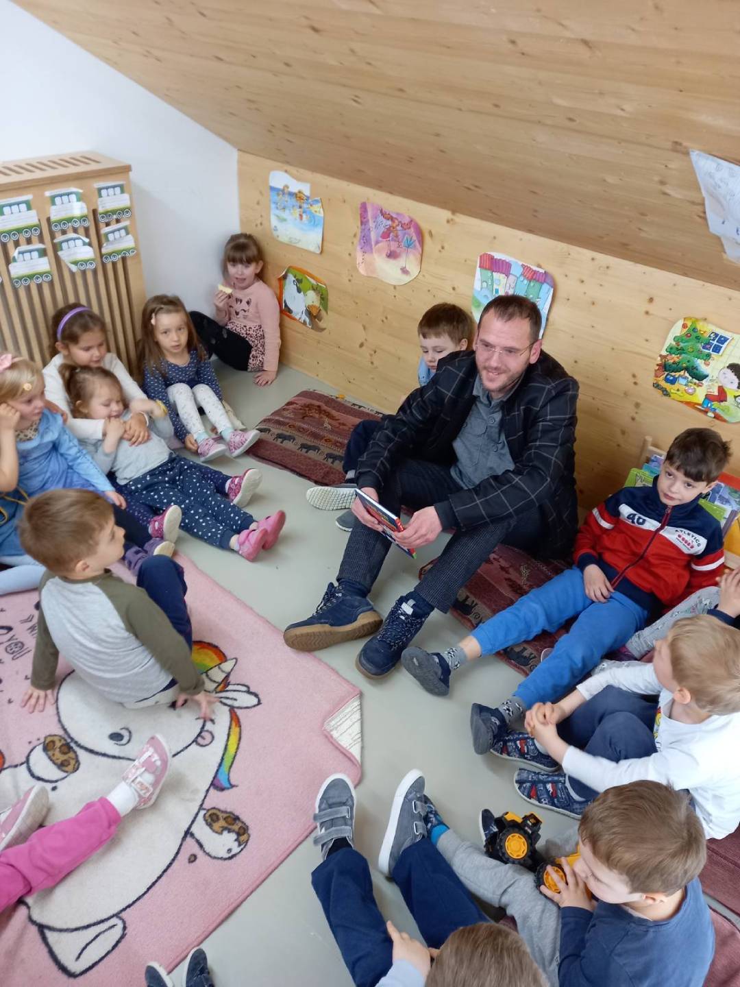 Čitanje sa knjižnjičarem Antom iz Županijskog bibliobusa