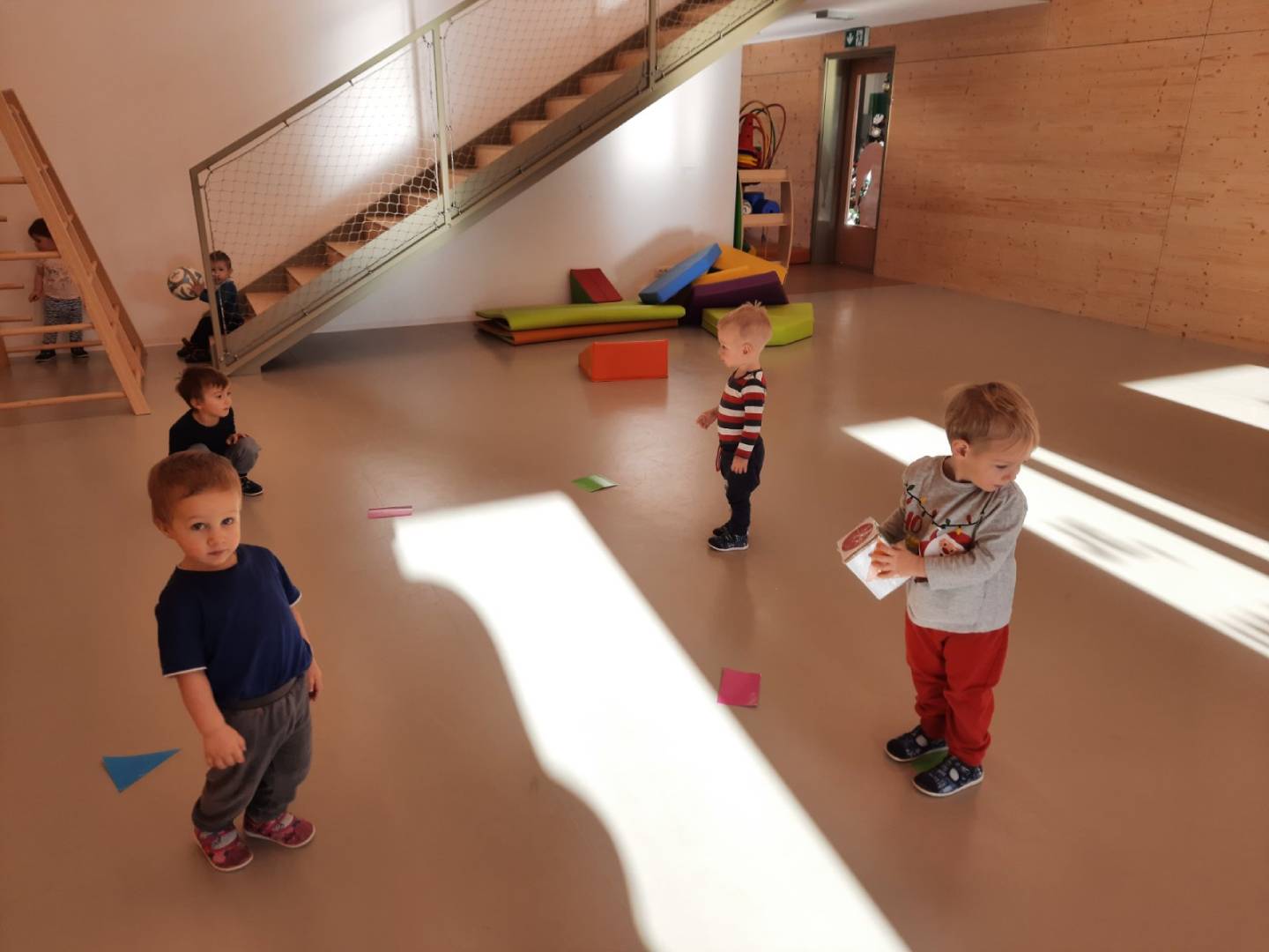 Igra u dvorani – geometrijska kocka (pronađi lik kojeg kocka pokaže)