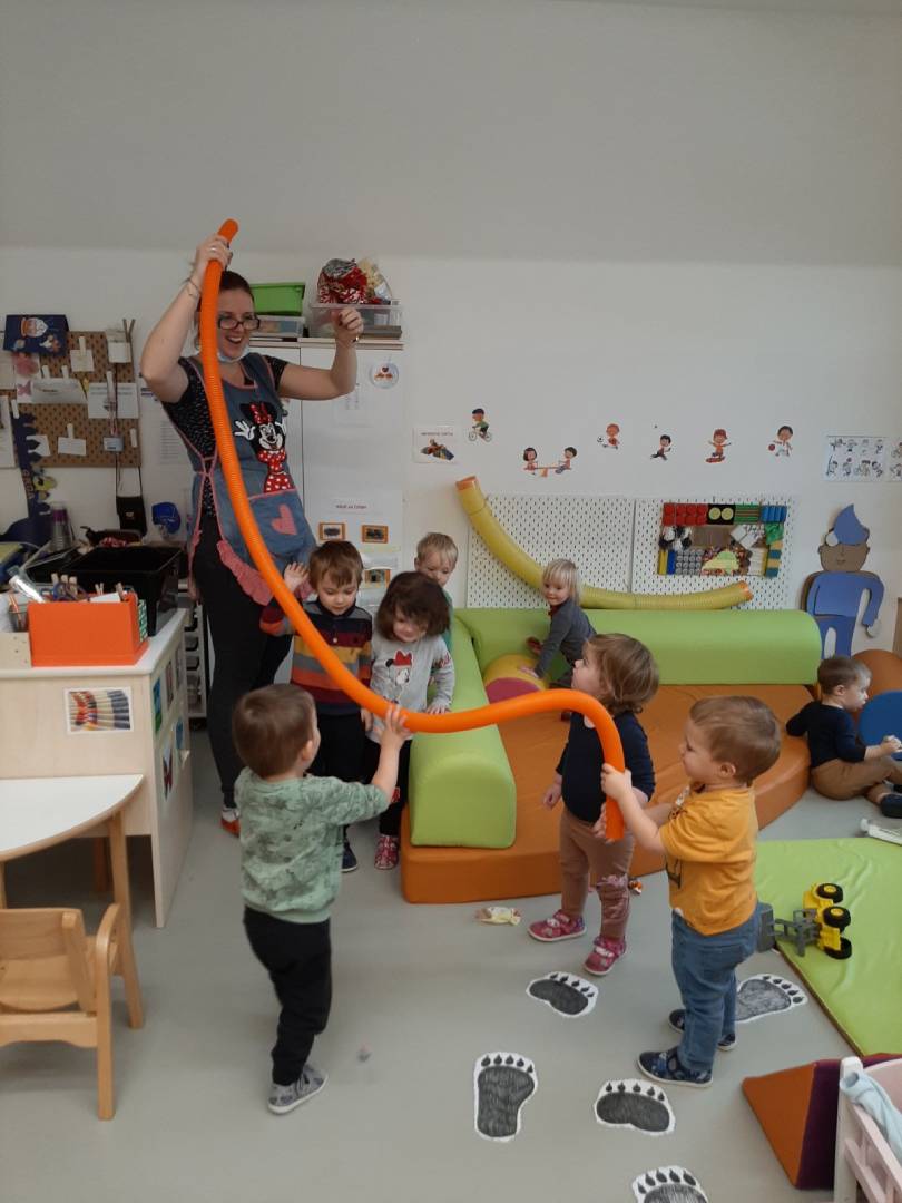 Istražujemo kosine – koliko visoko moramo podignuti da loptica prođe s jednog kraja na drugi